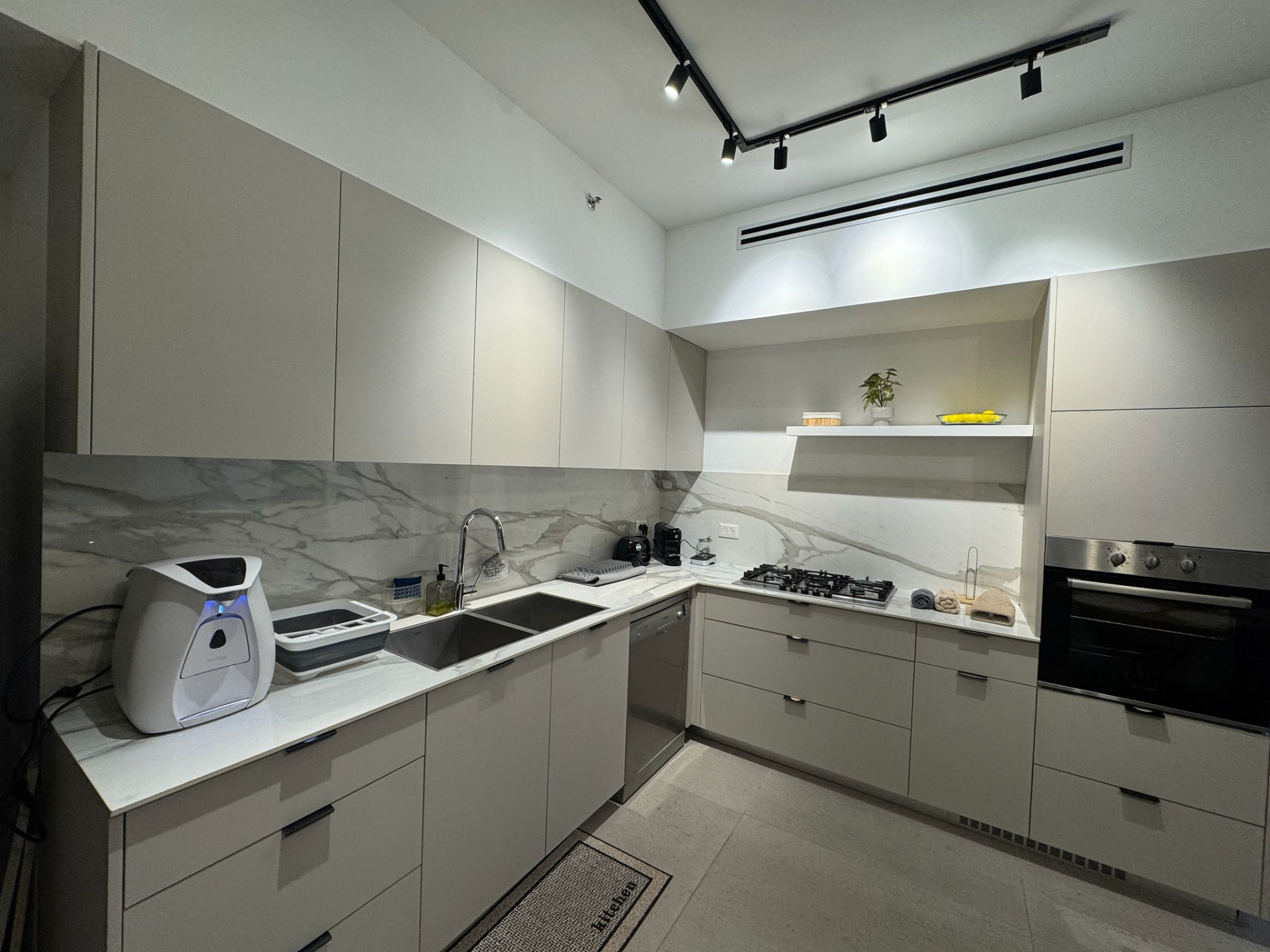 Kitchen counter and marble backsplash